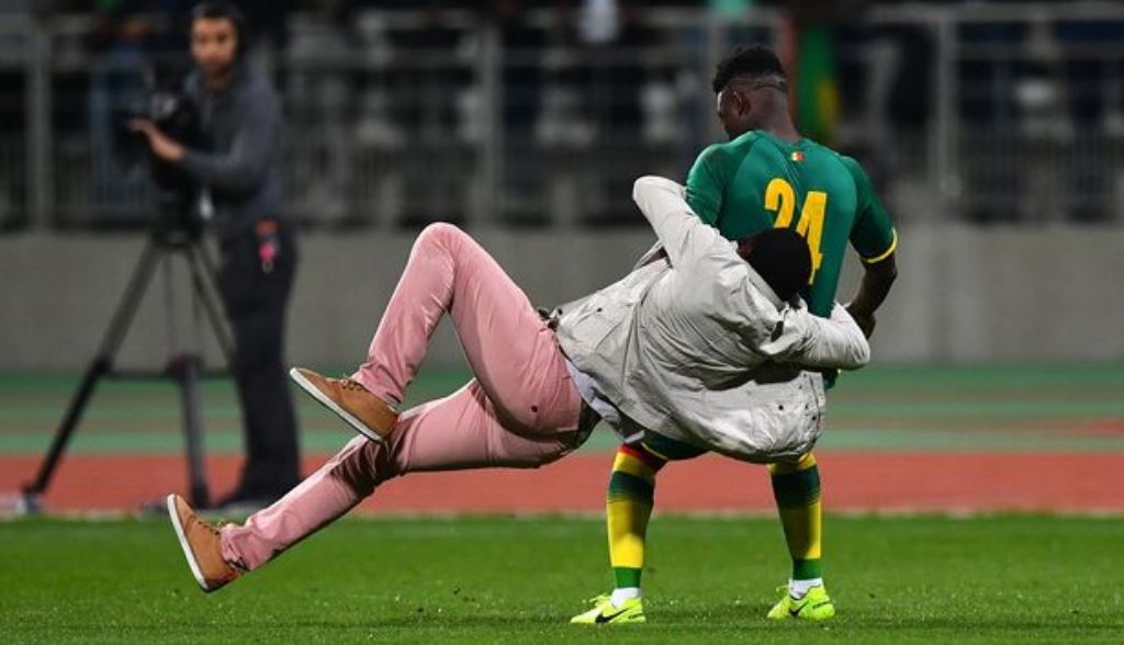 Les Éléphants-Teranga Lions friendly abandoned after pitch invasion