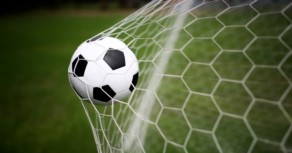 Accidental gunfire: football coach killed, two wounded.