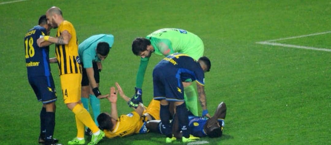 Alhassan Kamara forced off pitch with serious knee injury